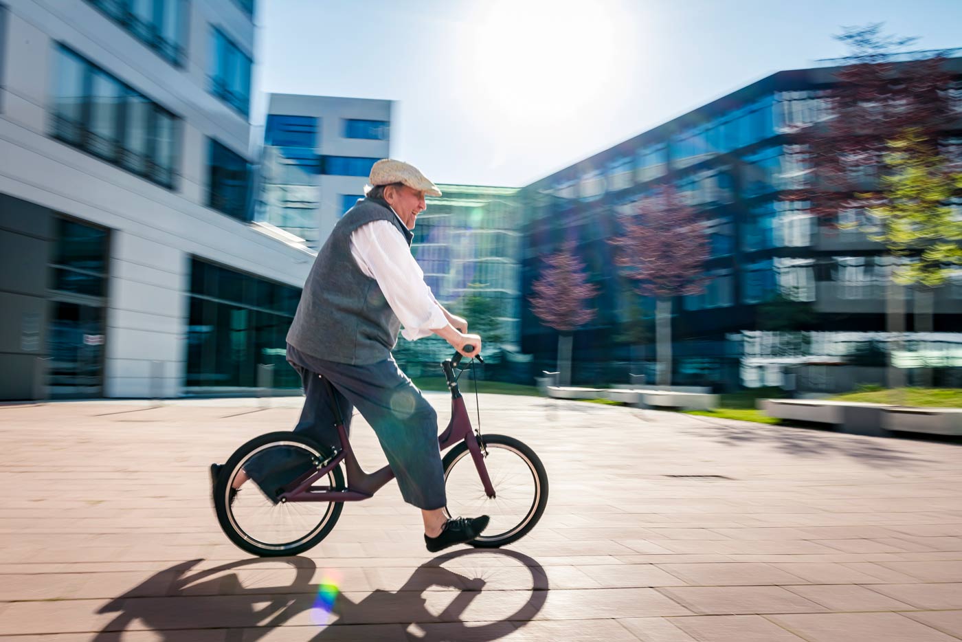 Mann fährt mit Laufhilfe für Senioren über Platz